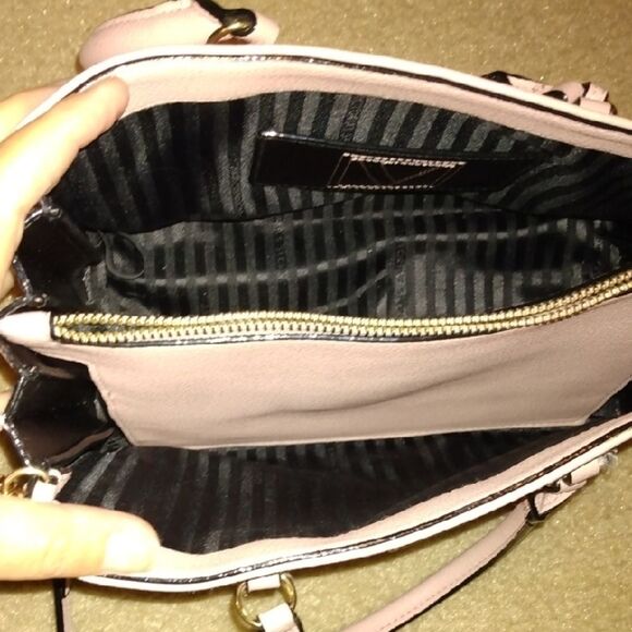 Victoria's Secret Light Pink Shoulder Bag with Gold Chain - Picture 5 of 5